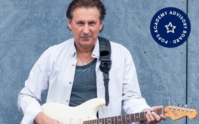 Tony Borg spelar elgitarr.