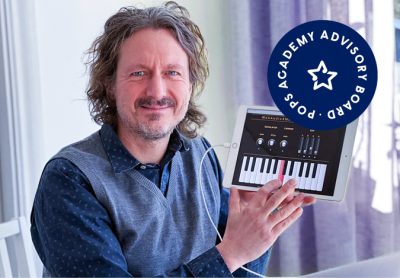 Hans Lindetorp håller i en iPad med ett digitalt keyboard.