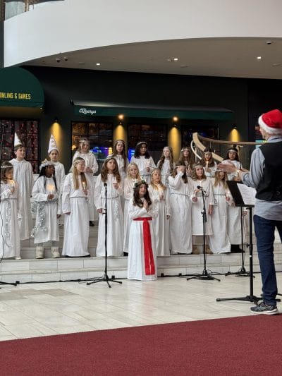 Eleverna har uppvisning under Lucia.