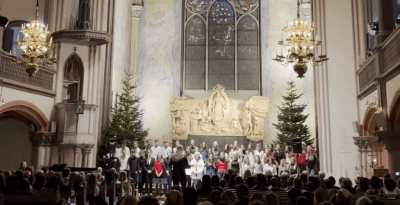 Eleverna framför en konsert som julavslutning framme i kyrkan.