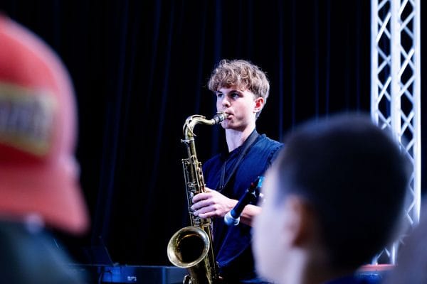 Elev som blåser i blåsinstrument