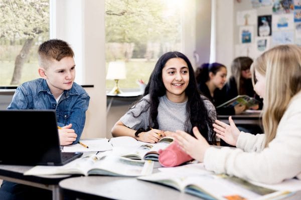 Elever som sitter i skolbänken