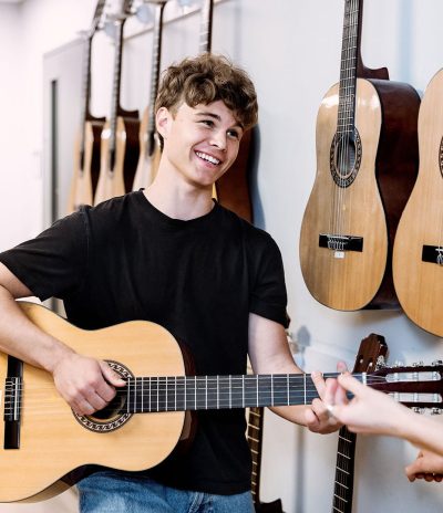 Elev på Pops Academy spelar gitarr.
