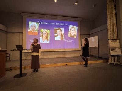 Pops Academys två rektorer står på scen.