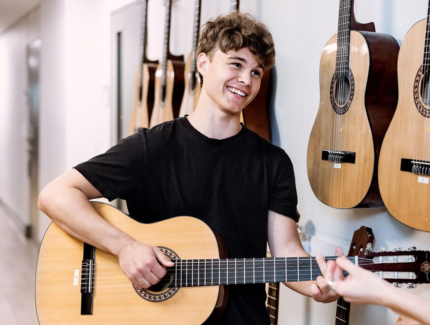 Elev på Pops Academy spelar gitarr.