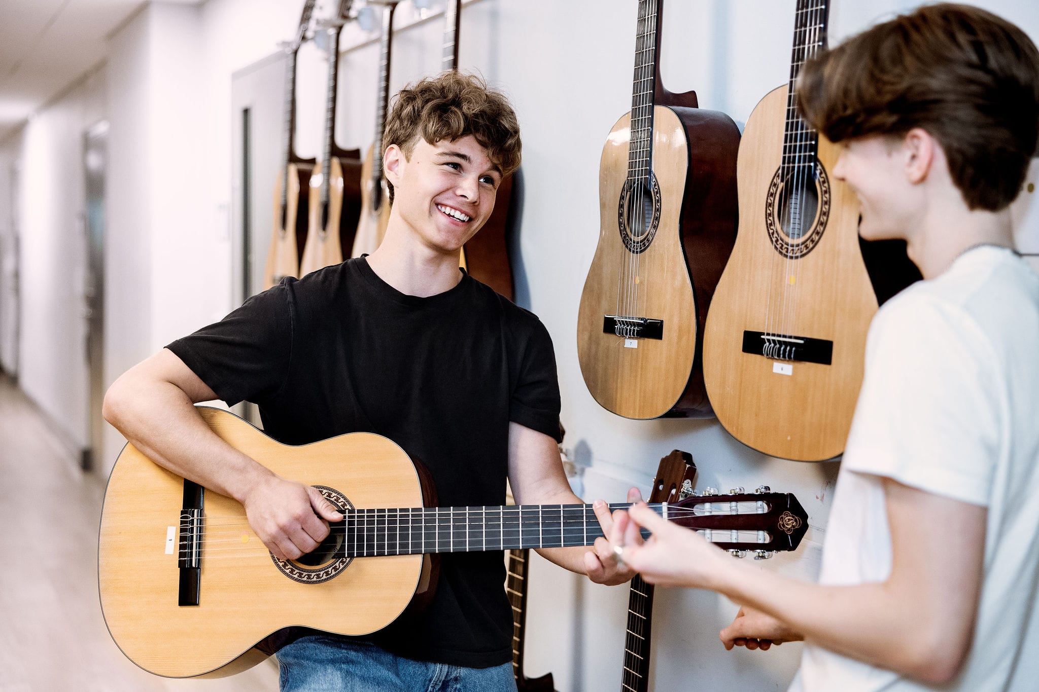 Elev på Pops Academy spelar gitarr.