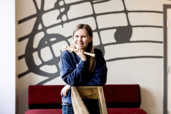 Elev som håller i instrument.