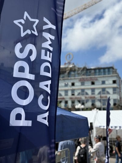 Flagga med Pops Academys logga på Medborgarplatsen under Popsfestivalen 2026.