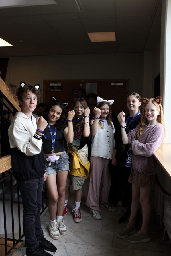 Elever på Pops Academy Örebro visar upp sina festivalband under Popsfestivalen 2026.