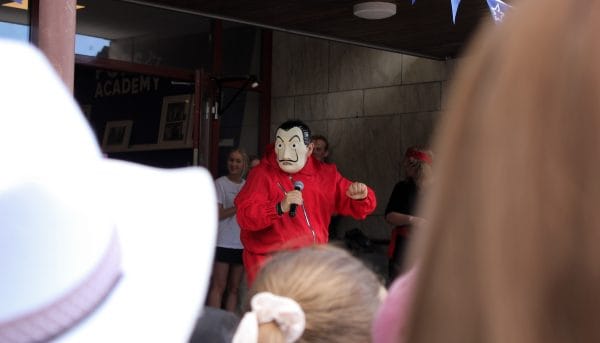 Lärare utklädd i Masked Teacher-tävling på Popsfestivalen 2026 i Örebro.