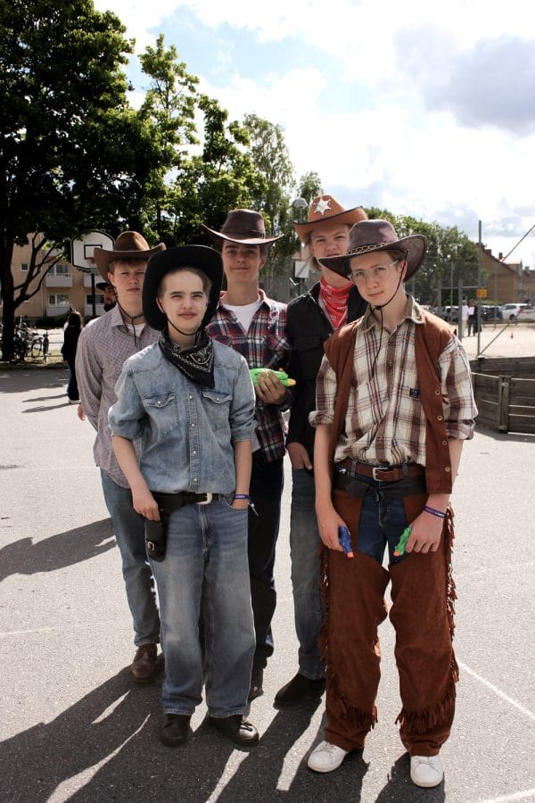 Elever på Pops Academy klädda i cowboy-tema under Popsfestivalen 2026 i Örebro.
