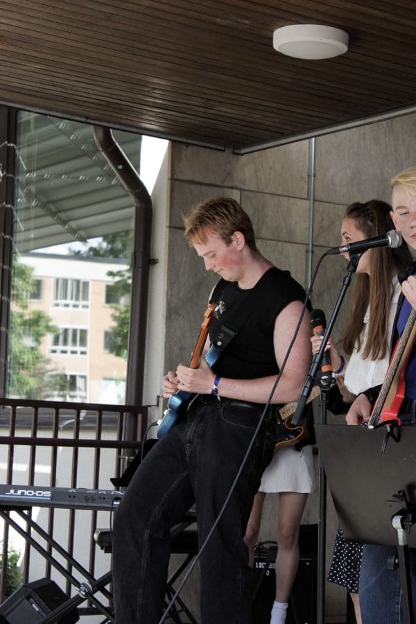 Elev på Pops Academy spelar elgitarr på Popsfestivalen 2026 i Örebro.